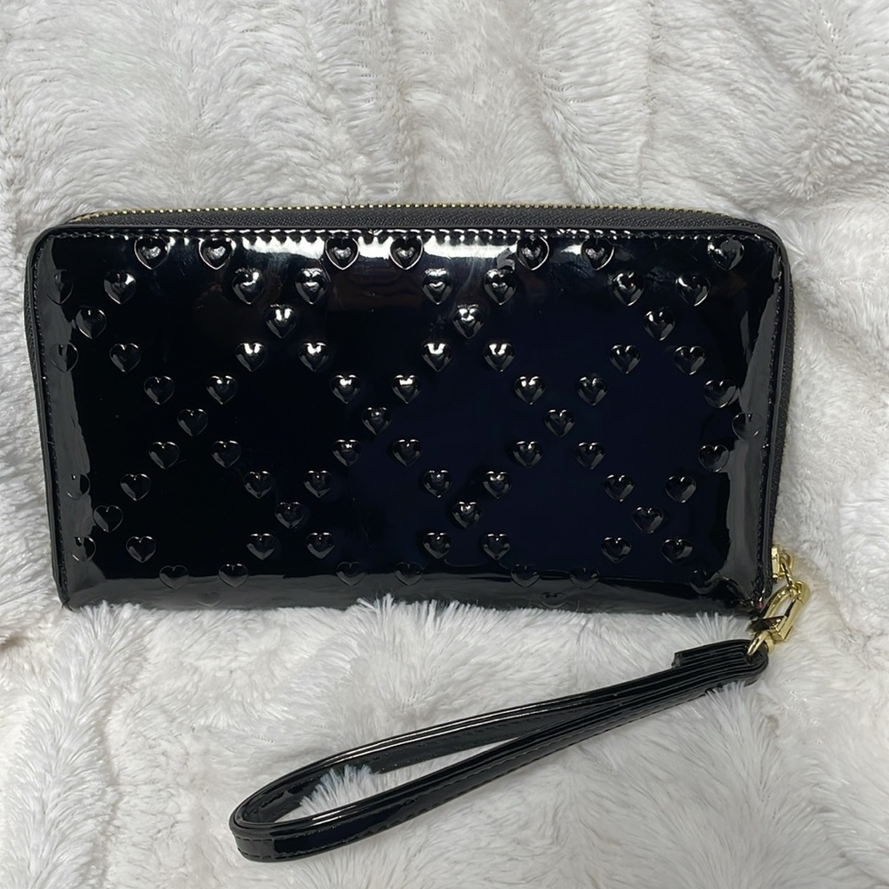 Betsey Johnson Heart Embossed Black Patent Leather Wristlet Wallet - Picture 2 of 14